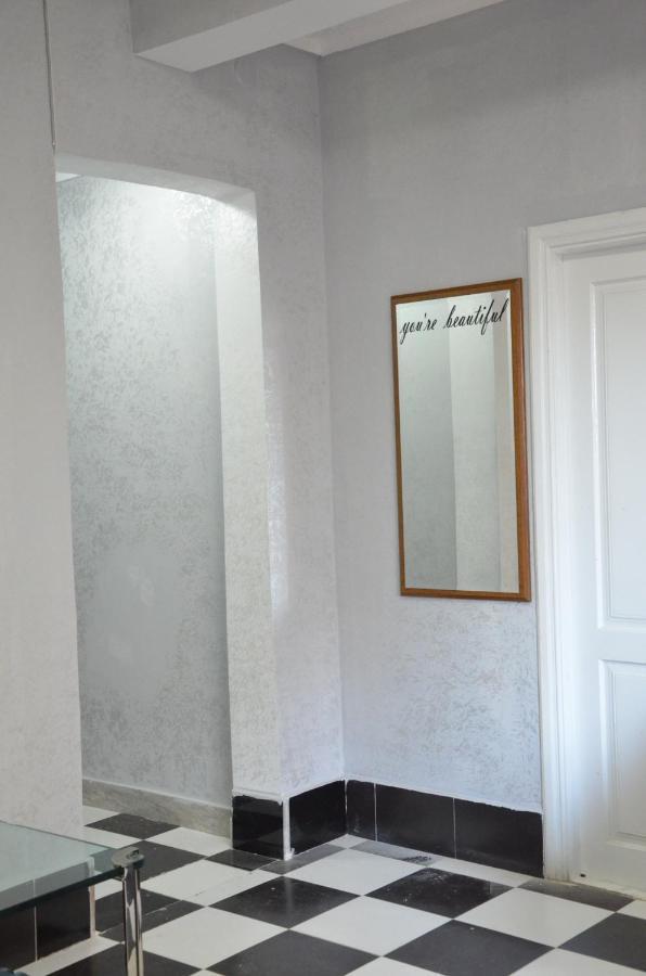 Hostel California Batumi Bagian luar foto
