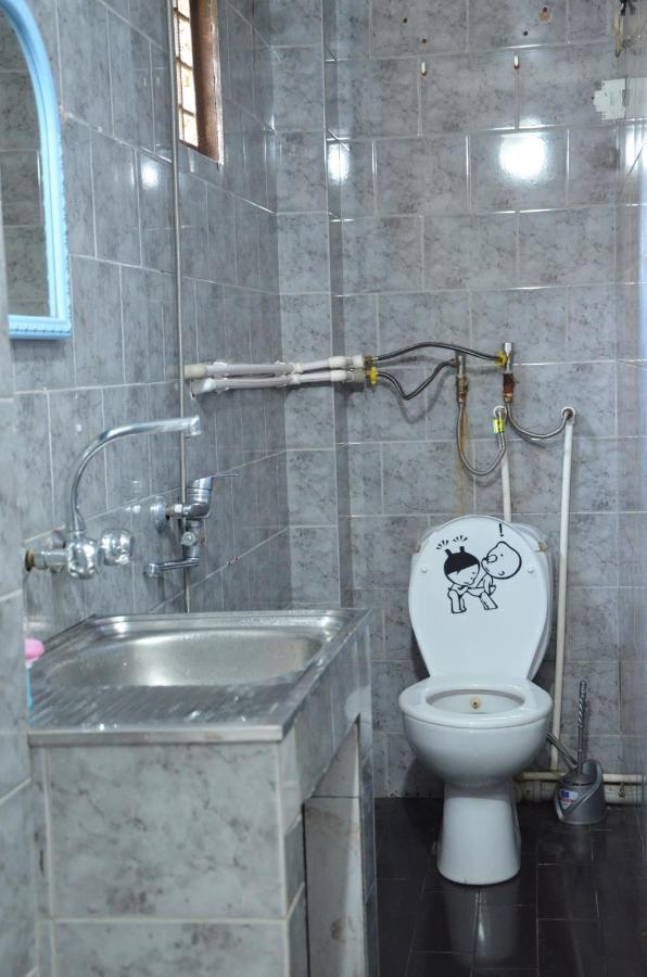 Hostel California Batumi Bagian luar foto