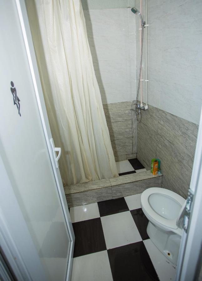 Hostel California Batumi Bagian luar foto
