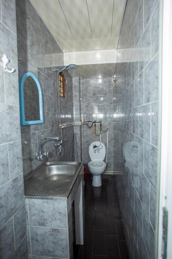 Hostel California Batumi Bagian luar foto