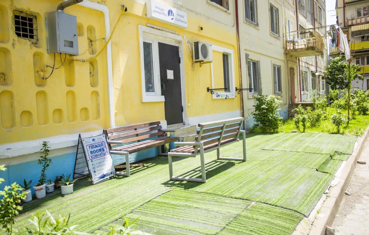 Hostel California Batumi Bagian luar foto