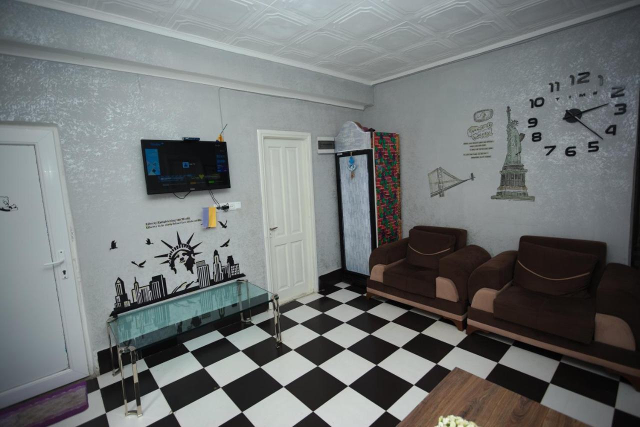 Hostel California Batumi Bagian luar foto