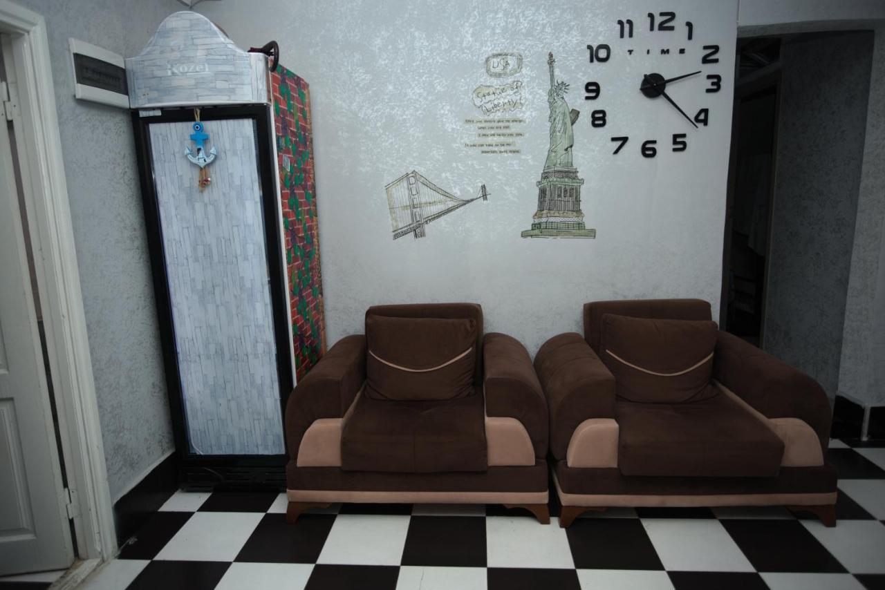 Hostel California Batumi Bagian luar foto