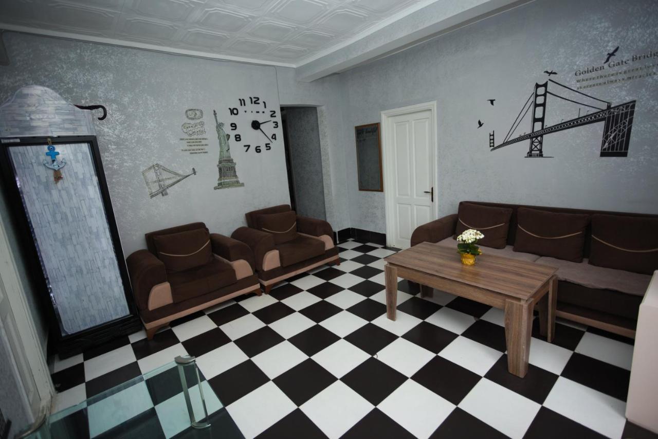 Hostel California Batumi Bagian luar foto